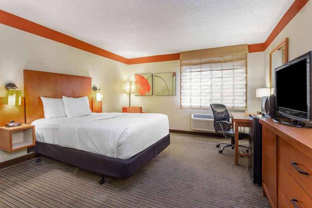 La Quinta By Wyndham Chicago Tinley Park Hotel Room photo